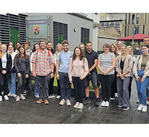 Gruppenfoto von Studierenden der HöV vor dem Verwaltungsgericht Koblenz. Ganz rechts im Bild steht Dozent Pascal Becker.