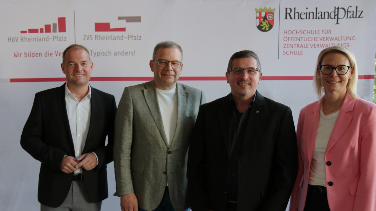 vor der Pressewand stehend (v.l.n.r.): Dirk Roselt, Ralf Schmorleiz, Patrick Kunz, Alice Schmidt