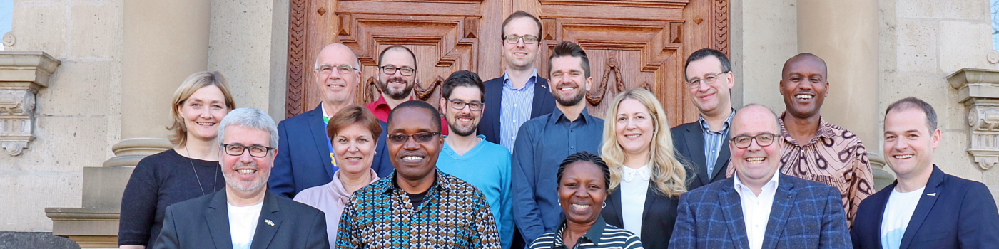 Gruppenfoto Parnterschaftsprojekt Ruanda vor dem Haupteingang der HöV