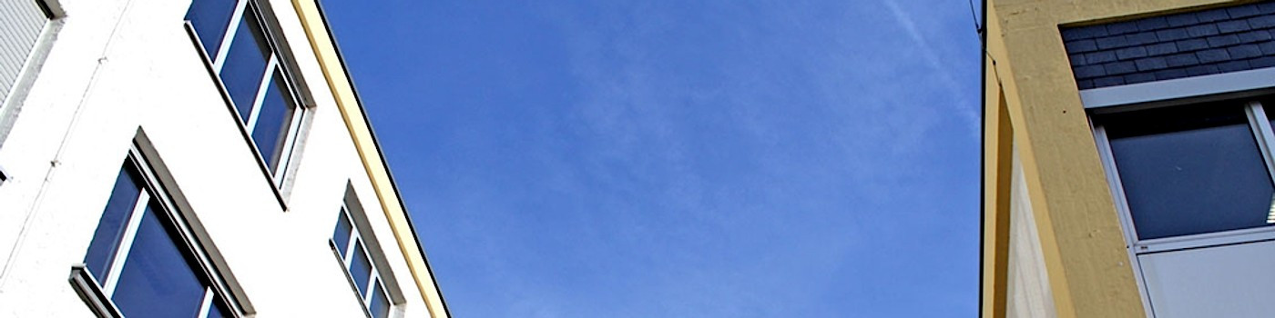 Blick in den Himmel vom Hof des Hauptgebäudes.