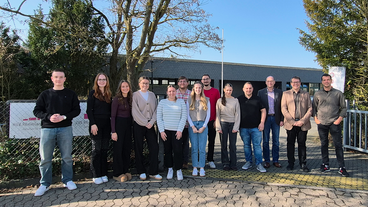 Gruppenfoto im Freien vor einem Gebäude der HöV RLP in Mayen. Zu sehen sind Studierende sowie Dozent Manuel Minor und die beiden Mitarbeitende der Kreisverwaltung des Rhein-Lahn-Kreises Thorsten Butzke und Timm Jörnhs