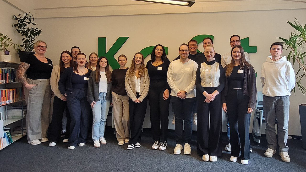 Gruppe von Studierenden der HöV RLP mit Dozent Michael Becker sowie Katharina Berger und Phillip Wachtarz von der KGSt beim Praxistag in Köln.