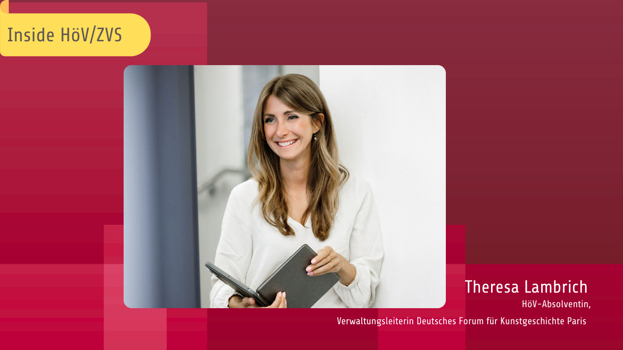 Inside HöV/ZVS-Theresa Lambrich (Webseite) - 1 Portraitaufnahme Theresa Lambrich auf grafischem roten Hintergrund, darauf steht: Theresa Lambrich, HöV-Absolventin, Verwaltungsleiterin Deutsches Forum für Kunstgeschichte Paris, oben links in der Ecke: Banner mit der Aufschrift Inside HöV/ZVS